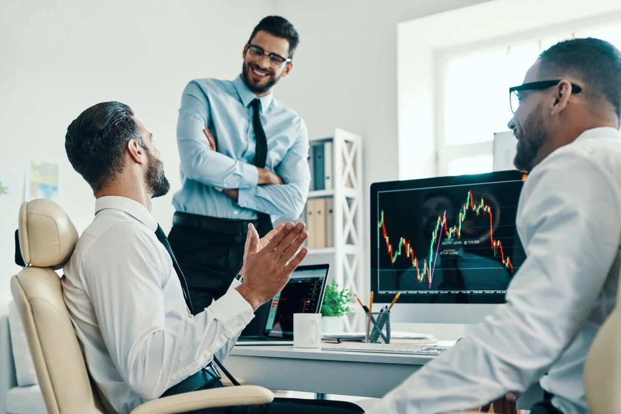 Un team di analisti finanziari